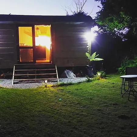 Reggies Hideaway A Secluded Off Grid Shepherds Hut Saint Hilary  Exterior photo