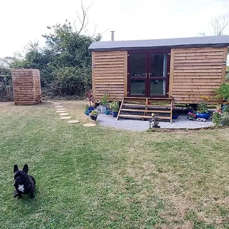 Reggies Hideaway A Secluded Off Grid Shepherds Hut Saint Hilary  Exterior photo